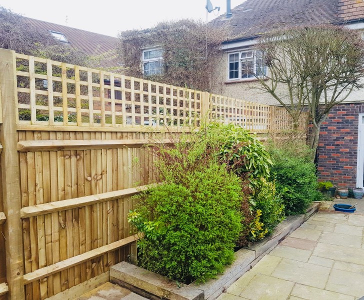 Featherboard Garden fencing including a straight top trellis
